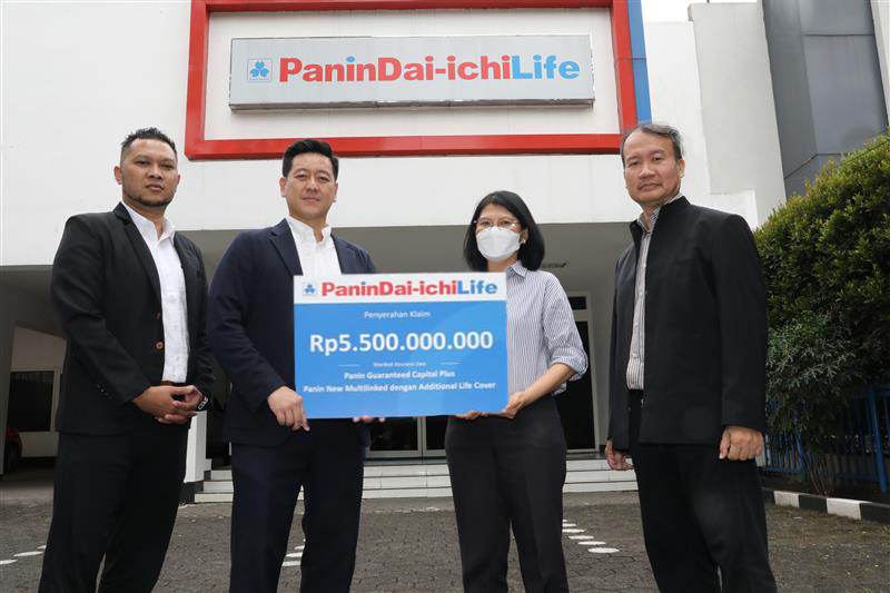 Panin Dai-ichi Life menyerahkan klaim Rp5,5 miliar kepada perwakilan ahli waris secara simbolis di Bandung.