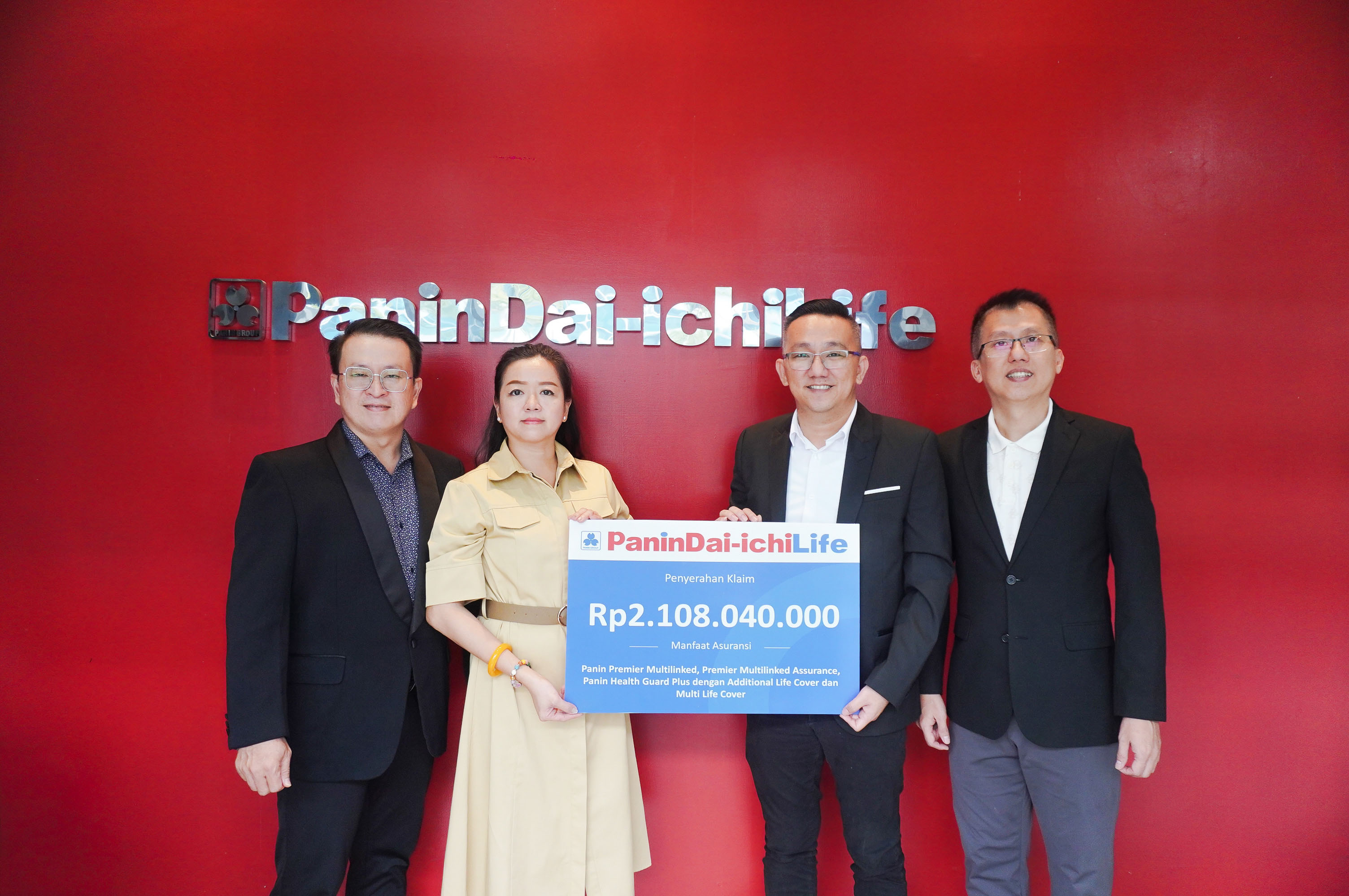 Penyerahan klaim tutup usia Rp 2,1 miliar Panin Dai-ichi Life kepada ahli waris di Medan.