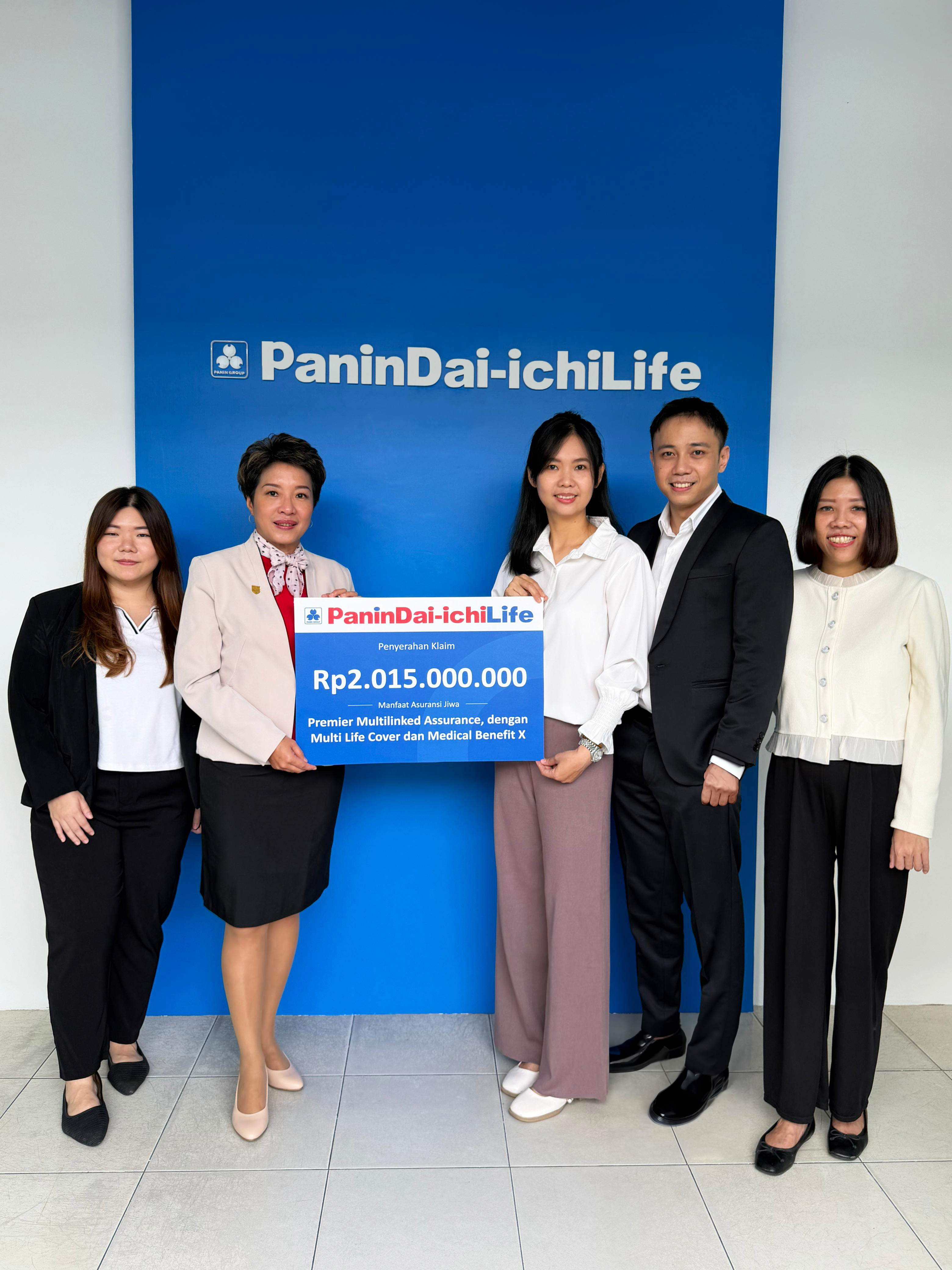 Seremoni pembayaran klaim tutup usia Panin Dai-ichi Life senilai Rp2 miliar kepada ahli waris nasabah di kantor pemasaran Medan, Sumatera Utara