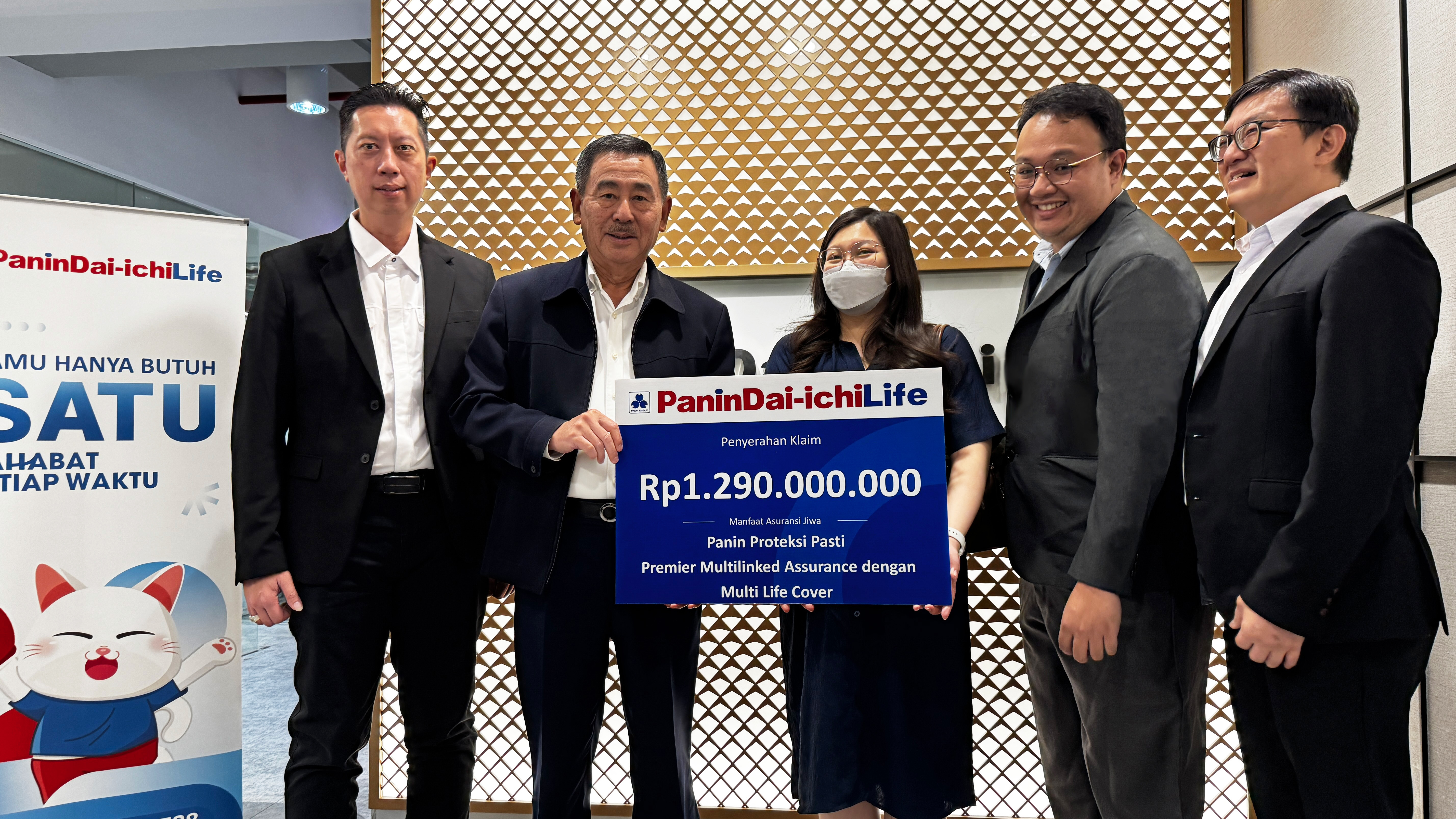 Presiden Direktur Panin Dai-ichi Life, Fadjar Gunawan, menyerahkan manfaat klaim sebesar Rp1,29 miliar kepada ahli waris nasabah di Kantor Pusat Panin Dai-ichi Life, Jakarta, sebagai wujud komitmen perlindungan finansial.