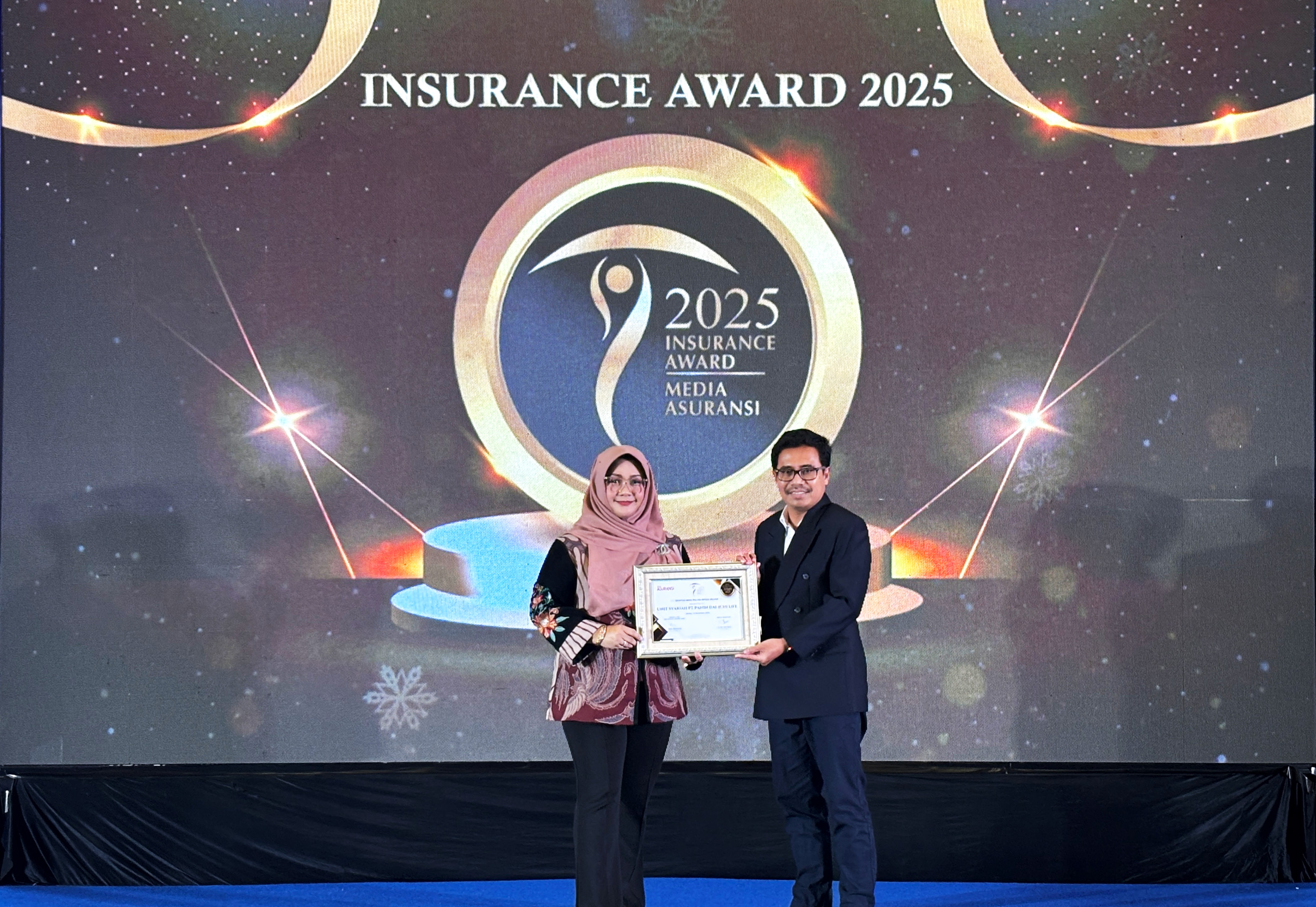 Evi Mayasari, Chief of Sharia Business Panin Dai-ichi Life menerima penghargaan Best Life Insurance Sharia Unit 2025 dari Media Asuransi