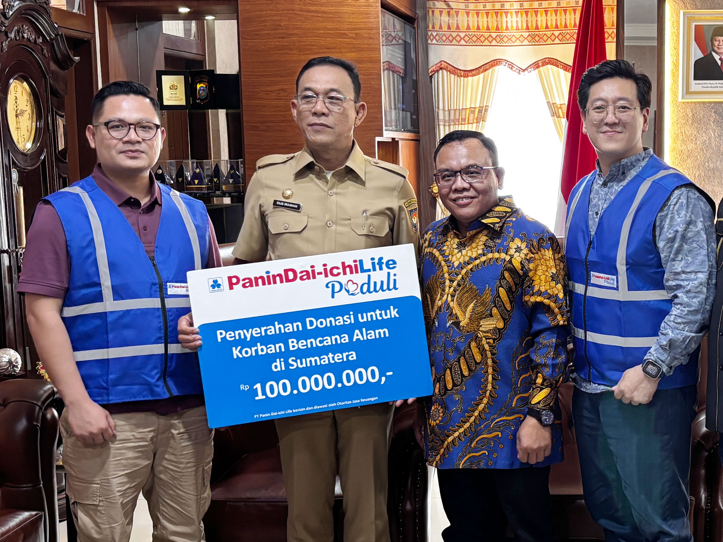 Perwakilan Manajemen Panin Dai-ichi Life menyerahkan donasi kepada Bupati Kabupaten Tapanuli Selatan untuk membantu korban bencana hidrometeorologi di Sumatera.